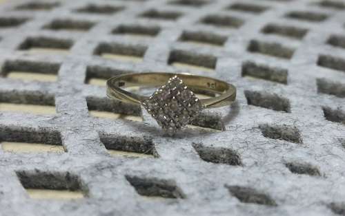 LADIES 9CT GOLD RING WITH SMALL CUBIC ZIRCONIA STONES RING SIZE P