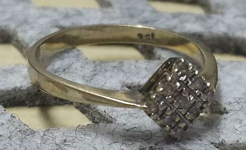 LADIES 9CT GOLD RING WITH SMALL CUBIC ZIRCONIA STONES RING SIZE P
