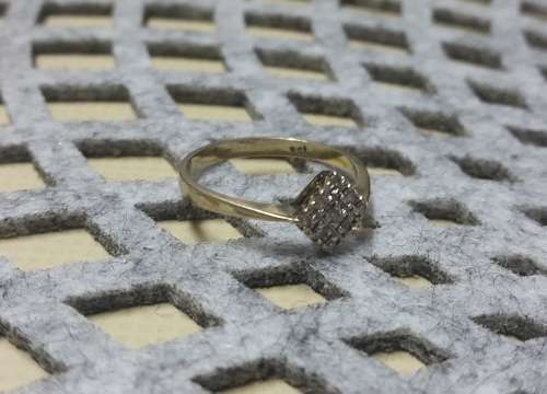 LADIES 9CT GOLD RING WITH SMALL CUBIC ZIRCONIA STONES RING SIZE P