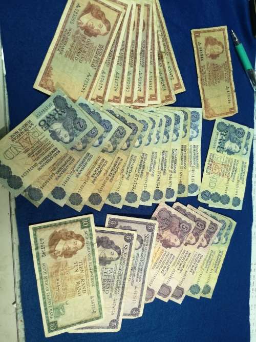 South African Reserve Bank notes, different Govenders, one bid takes all