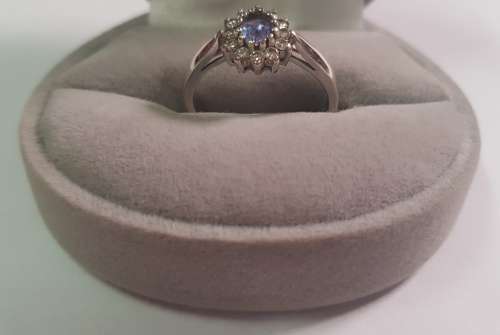 Beautifull 9 ct white gold ladies ring