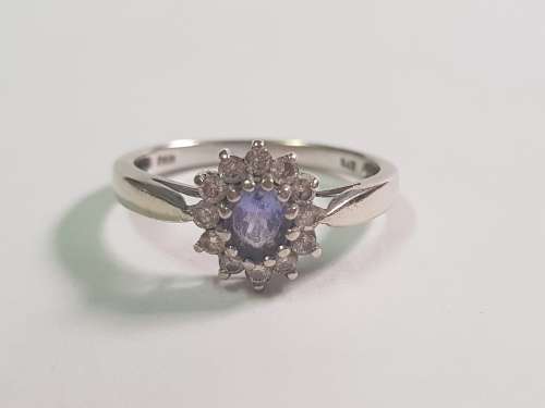 Beautifull 9 ct white gold ladies ring