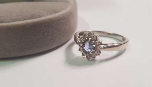 Beautifull 9 ct white gold ladies ring