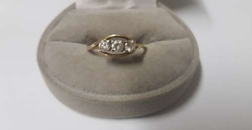 BEAUTIFUL 18CT  GOLD LADIES RING