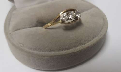 BEAUTIFUL 18CT  GOLD LADIES RING
