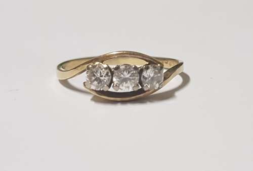 BEAUTIFUL 18CT  GOLD LADIES RING
