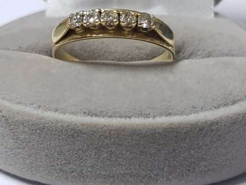 BEAUTIFUL 9 CT GOLD LADIES RING