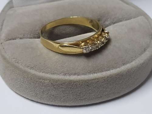 BEAUTIFUL 9 CT GOLD LADIES RING