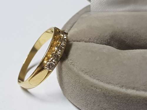 BEAUTIFUL 9 CT GOLD LADIES RING