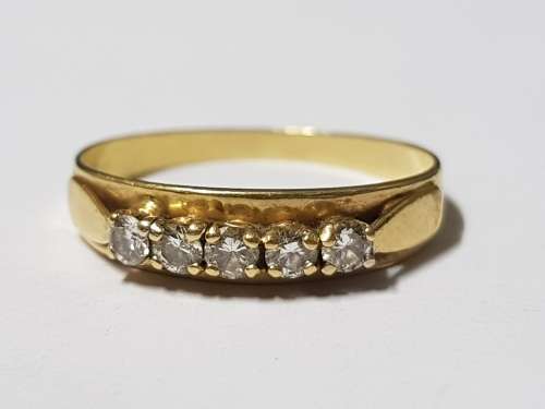 BEAUTIFUL 9 CT GOLD LADIES RING