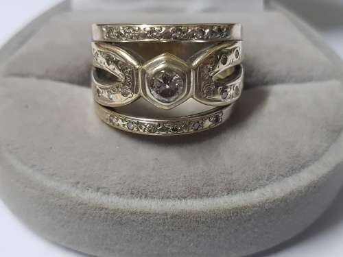 STUNNING LADIES 9CT GOLD DIAMOND RING