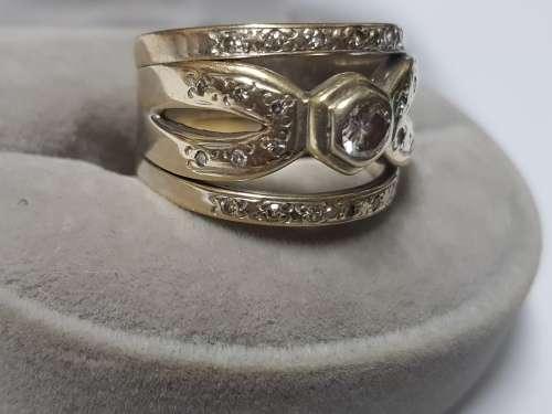 STUNNING LADIES 9CT GOLD DIAMOND RING