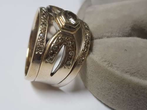 STUNNING LADIES 9CT GOLD DIAMOND RING