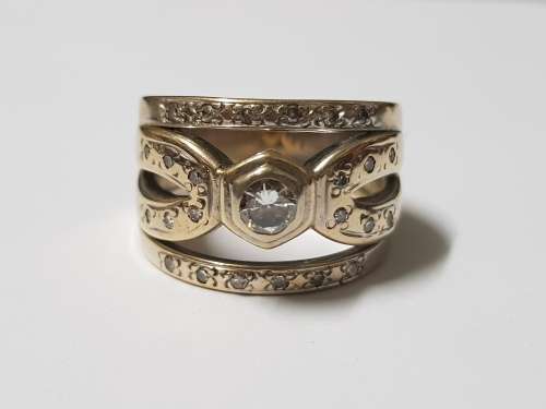 STUNNING LADIES 9CT GOLD DIAMOND RING