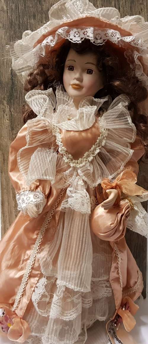 BEAUTIFUL ANTIQUE PORCELAIN DOLL ,PERFECT CONDITION