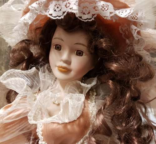 BEAUTIFUL ANTIQUE PORCELAIN DOLL ,PERFECT CONDITION