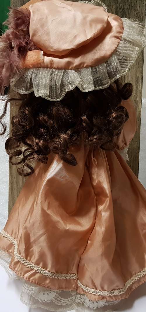 BEAUTIFUL ANTIQUE PORCELAIN DOLL ,PERFECT CONDITION