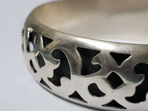 BEAUTIFUL STERLING SILVER BANGLE