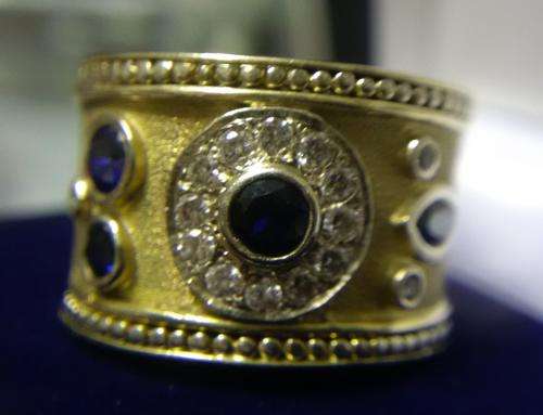 9CT GOLD LADIES RING *** STUNNER ***