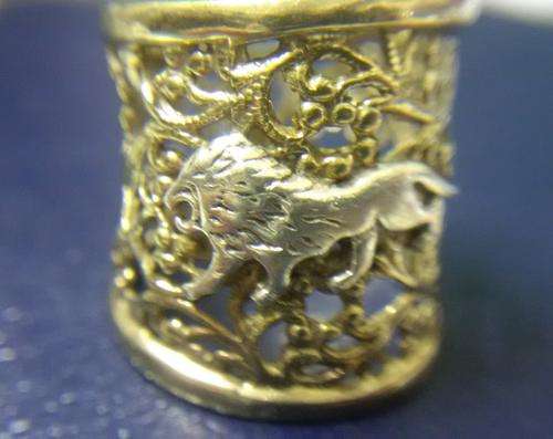 9CT GOLD RING WITH LION DETAIL