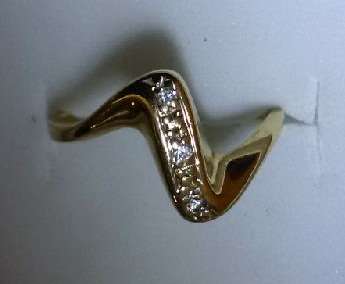 9CT GOLD LADIES DIAMOND RING