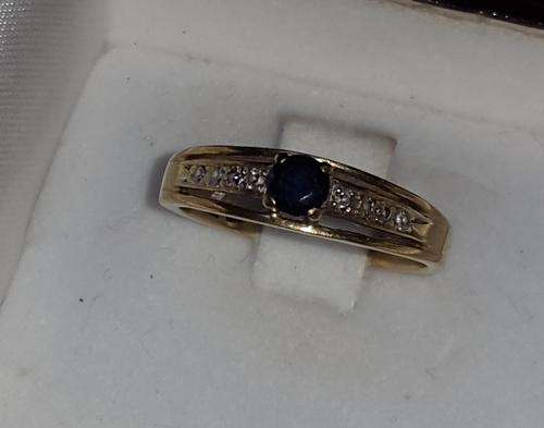 9CT GOLD LADIES BLUE SAFFIRE DIAMOND RING