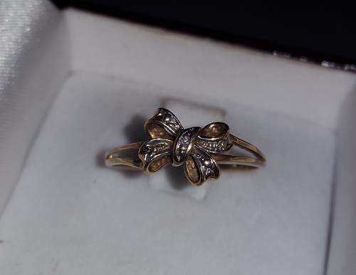 9CT GOLD LADIES DIAMOND BOW RING