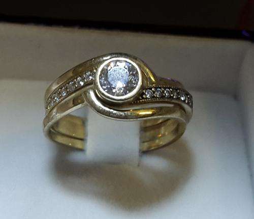 STUNNING 9CT GOLD 3 PIECE LADIES RING @ LOW START R1 AUCTION