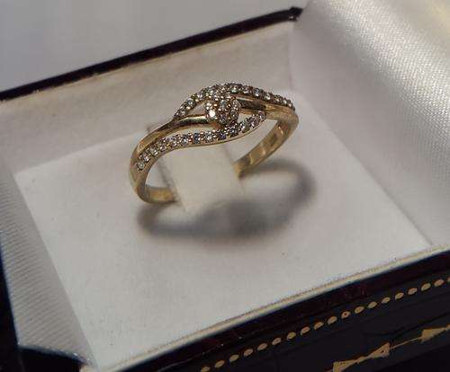 ABSOLUTELY STUNNNG 9CT GOLD LADIES RING VERY SPARKLY