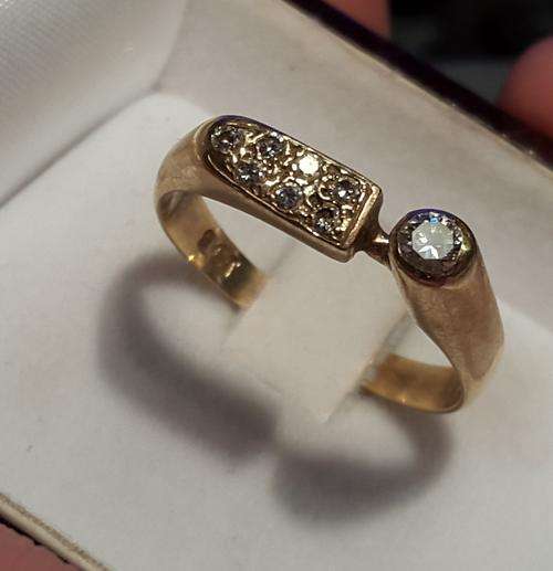 STUNNING 9CT GOLD DIAMOND RING