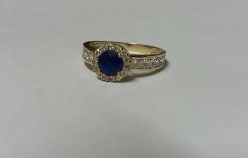 STUNING 9CT GOLD LADIES RING WITH SAPPHIRE COLOR STONE