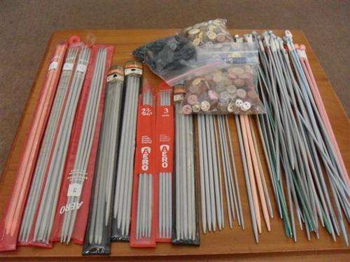 93 KNITTING NEEDLES ++++ A BATCH OF BUTTONS