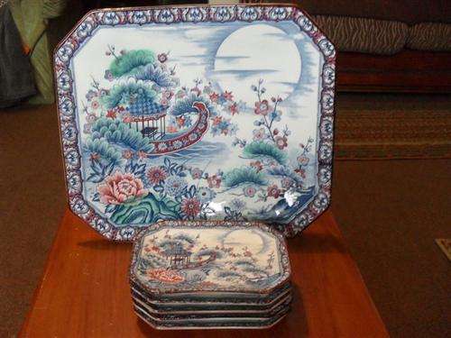A BEAUTIFUL ORIENTAL PLATTER AND 5 SIDE PLATES....