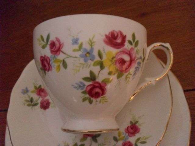 PRETTY TRIO QUEEN ANNE (ENGLAND)...FLOWERS DESIGN....(2)