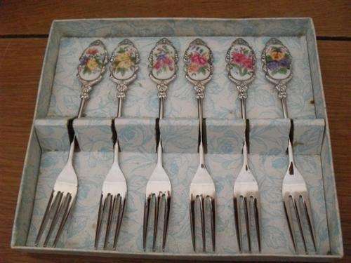 6 X PRETTY CAKE FORKS WITH PORCELAIN FLOWERS DESIGN....