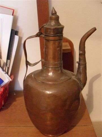 A VINTAGE COPPER KETTLE (LOTS OF  CHARACTER/PATINA )