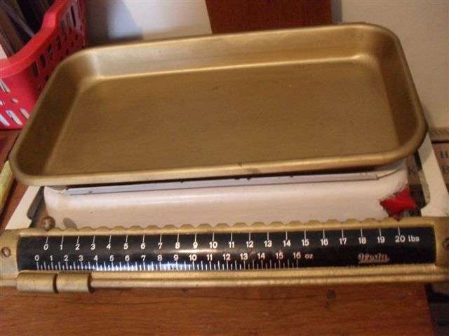 OLD VINTAGE ENAMEL (POUND) SCALE......
