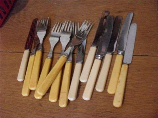 VINTAGE 6 X BONE HANDLE FISH FORKS++++ 7 KNIVES......
