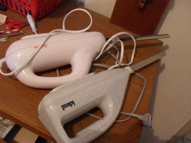 2 X ELECTRIC CARVING KNIVES ....GOOD CONDITION /BOTH WORKING