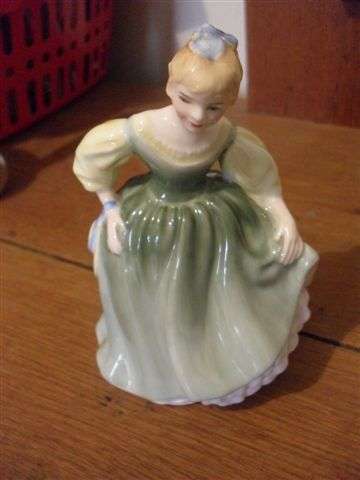 STUNNING ROYAL DOULTON FAIR MAIDEN FIGURINE (HN 2211 )