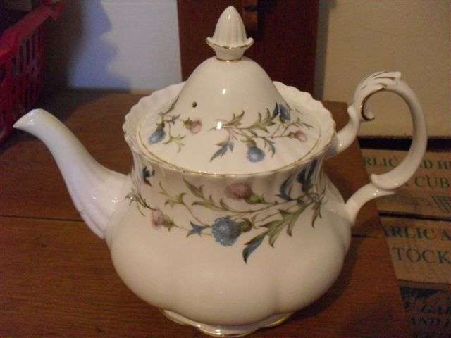 LOVELY ROYAL ALBERT TEAPOT (BRIGADOON PATTERN )(SCOTTISH THISTLE )