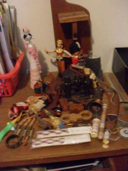 JOBLOT OF 34  COLLECTABLE ITEMS FROM AROUND THE WORLD