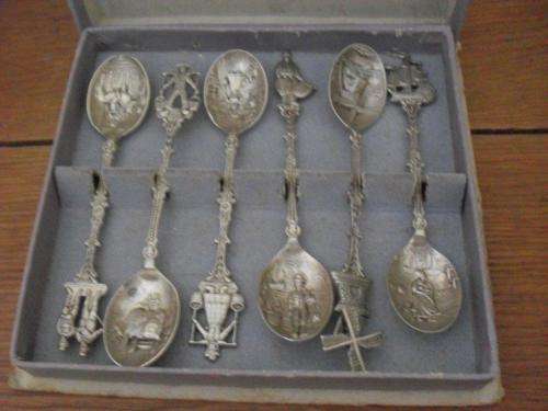 VINTAGE.....BOXED SET OF 6 EPNS DUTCH TEASPOONS....DECORATIVE TOPS