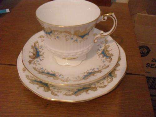 BEAUTIFUL.....(E) LIZABETHAN TRIO (ENGLAND),,,SEE NICE TEACUP SHAPE