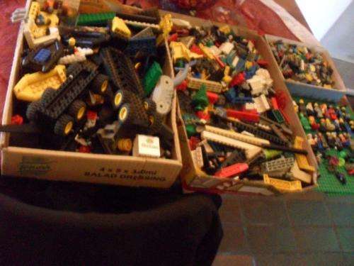 BARGAIN TIME...HUGE .LOT OF GENUINE LEGO PIECES ...ALL SIZES /WHEELS / 29 VARIOUS LEGO MEN
