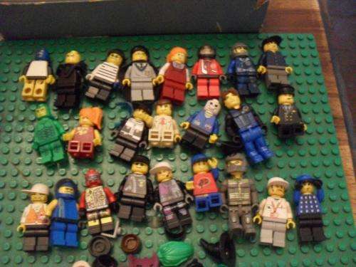 BARGAIN TIME...HUGE .LOT OF GENUINE LEGO PIECES ...ALL SIZES /WHEELS / 29 VARIOUS LEGO MEN