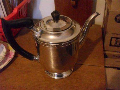 VINTAGE .......TEAPOT BY VINERS OF SHEFFIELD ENGLAND
