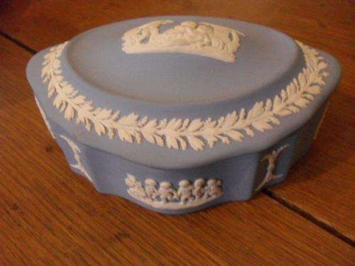 THIS IS A BEAUTIFUL WEDGWOOD JASPER WARE TRINKET BOX