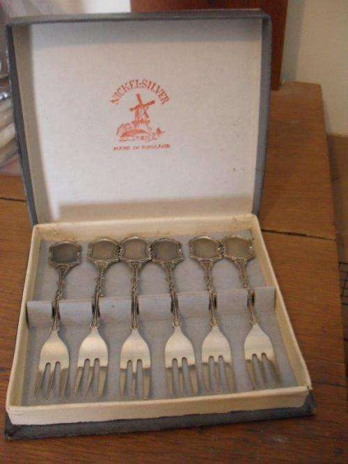 VINTAGE.....BOXED SET OF 6 X DUTCH CAKE FORKS
