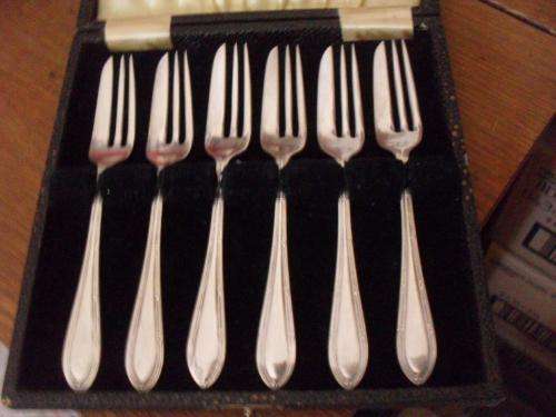 VINTAGE.....BOXED SET OF 6 EPNS CAKE FORKS